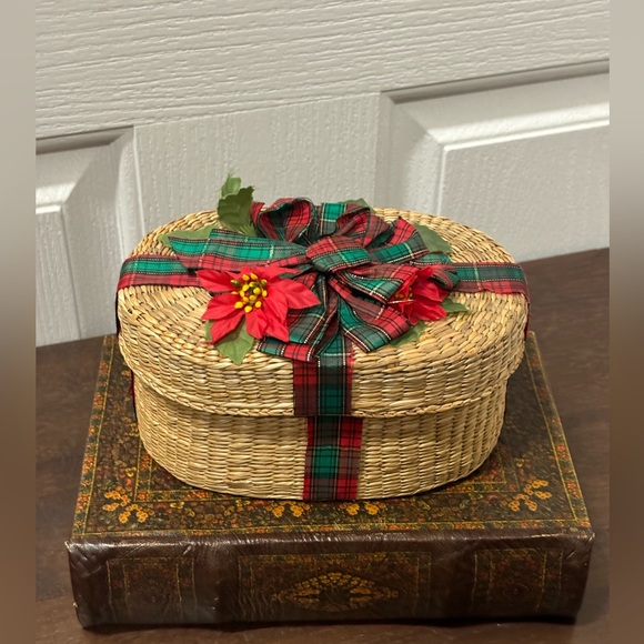 Vintage Woven Christmas Gift Box Basket With Lid Oval Red 6x5” Ribbon - Picture 2 of 10